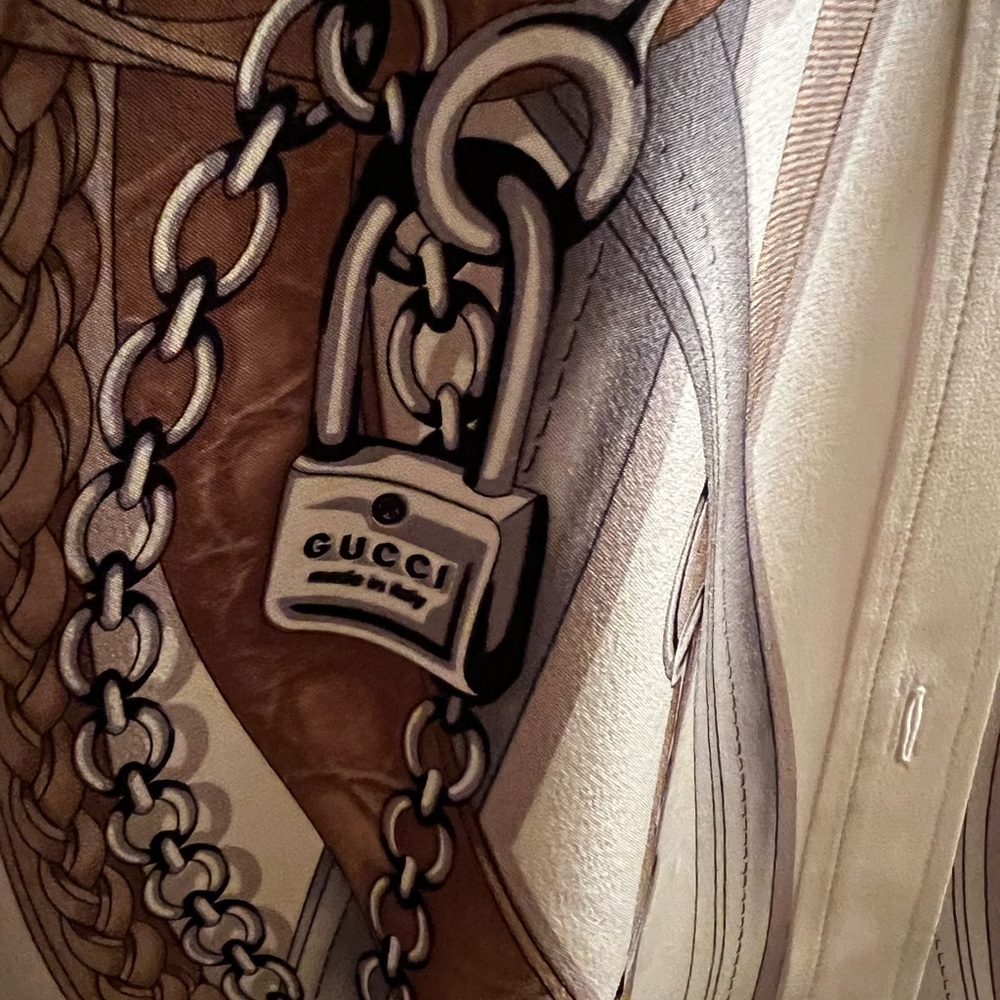 GUCCI Stylish OFF WhiteButton-Up Shirt with Chain & Belt Design